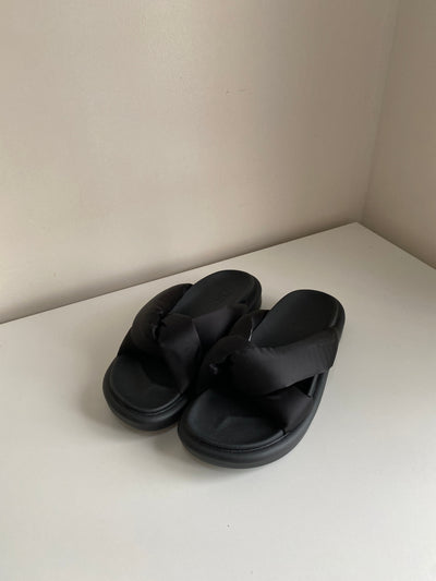 [OVERRUN] Ribbon Foam Slides - Black