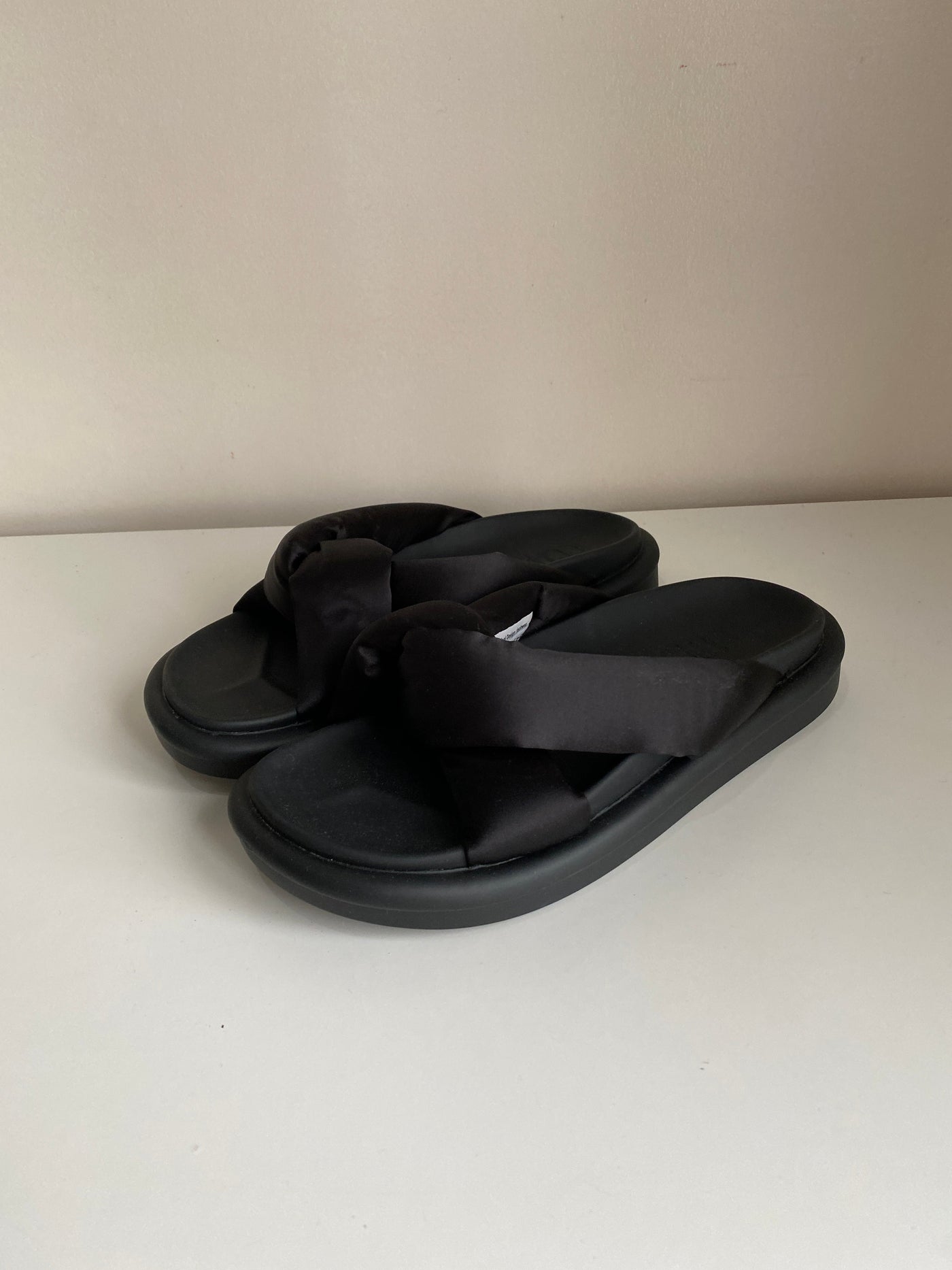 [OVERRUN] Ribbon Foam Slides - Black