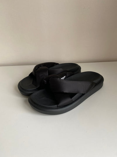 [OVERRUN] Ribbon Foam Slides - Black
