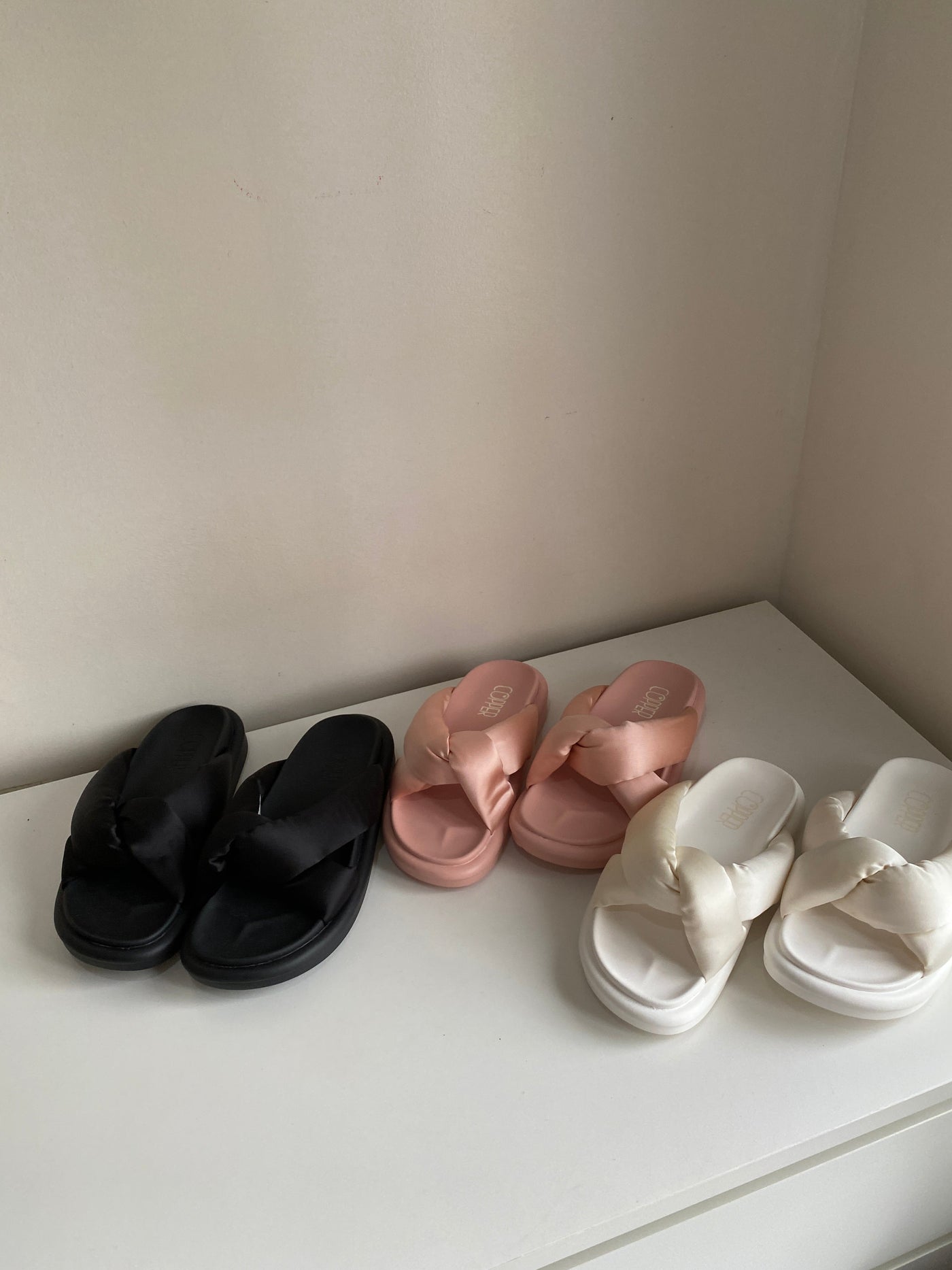 [OVERRUN] Ribbon Foam Slides - Black