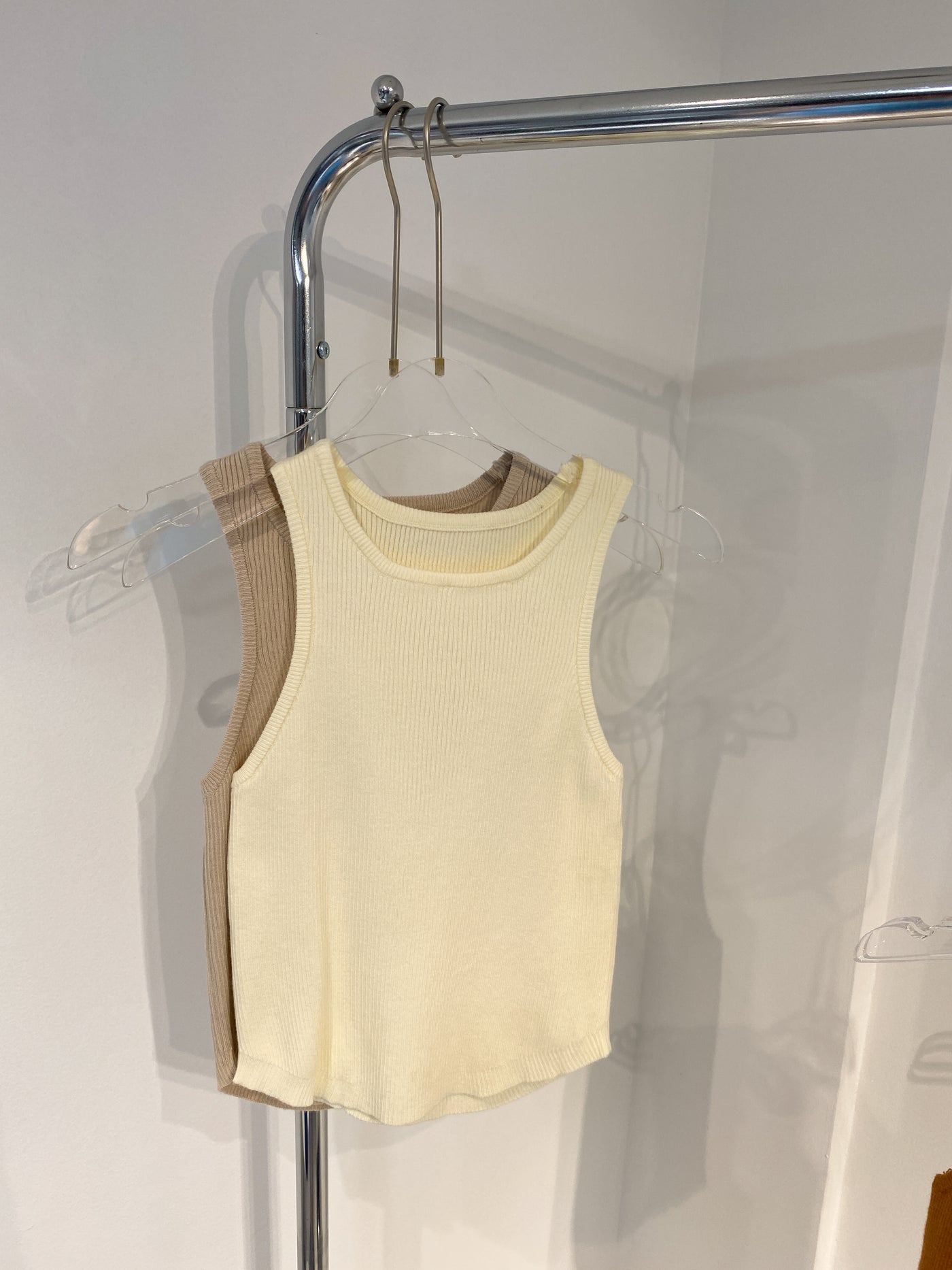 Curved Hem Cropped Knit Tank Top - Cream