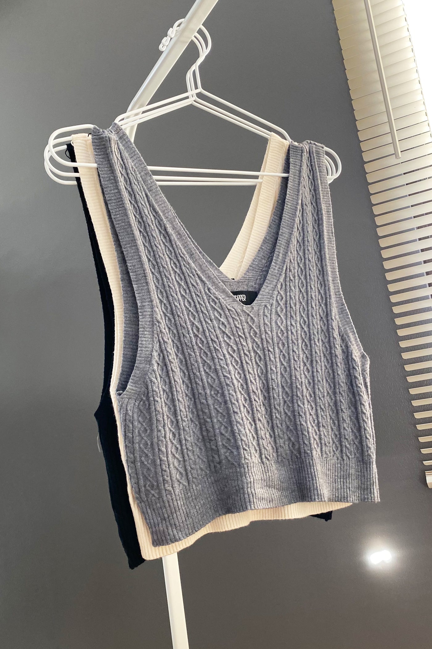 COPPER Knitted cable knit pattern vest in gray