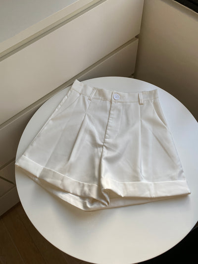 Pleated Highwaist Shorts - White