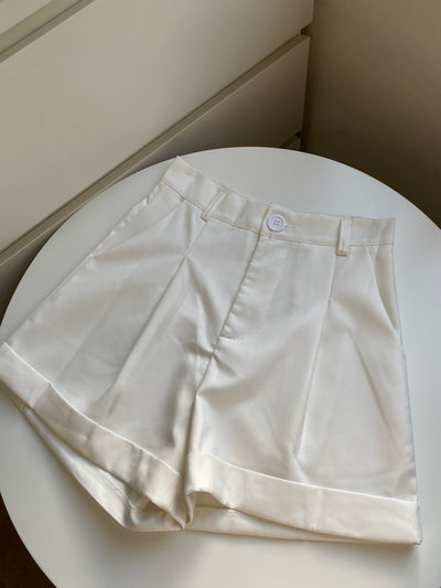 Pleated Highwaist Shorts - White