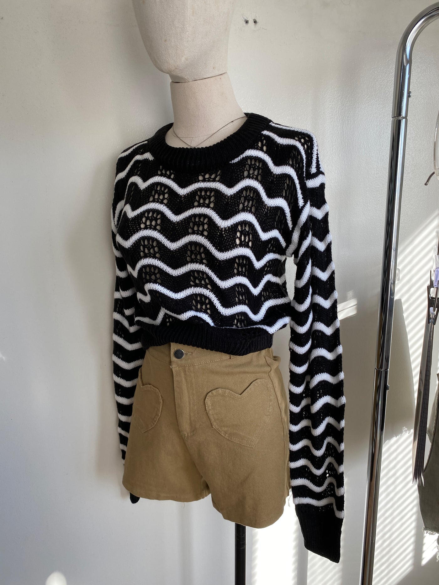 Wavy Pattern Knitted Sweater - Black