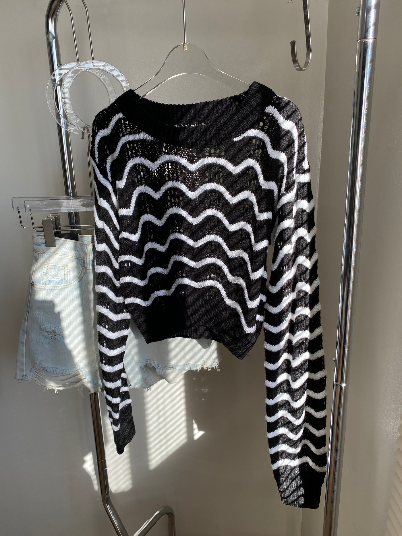 Wavy Pattern Knitted Sweater - Black