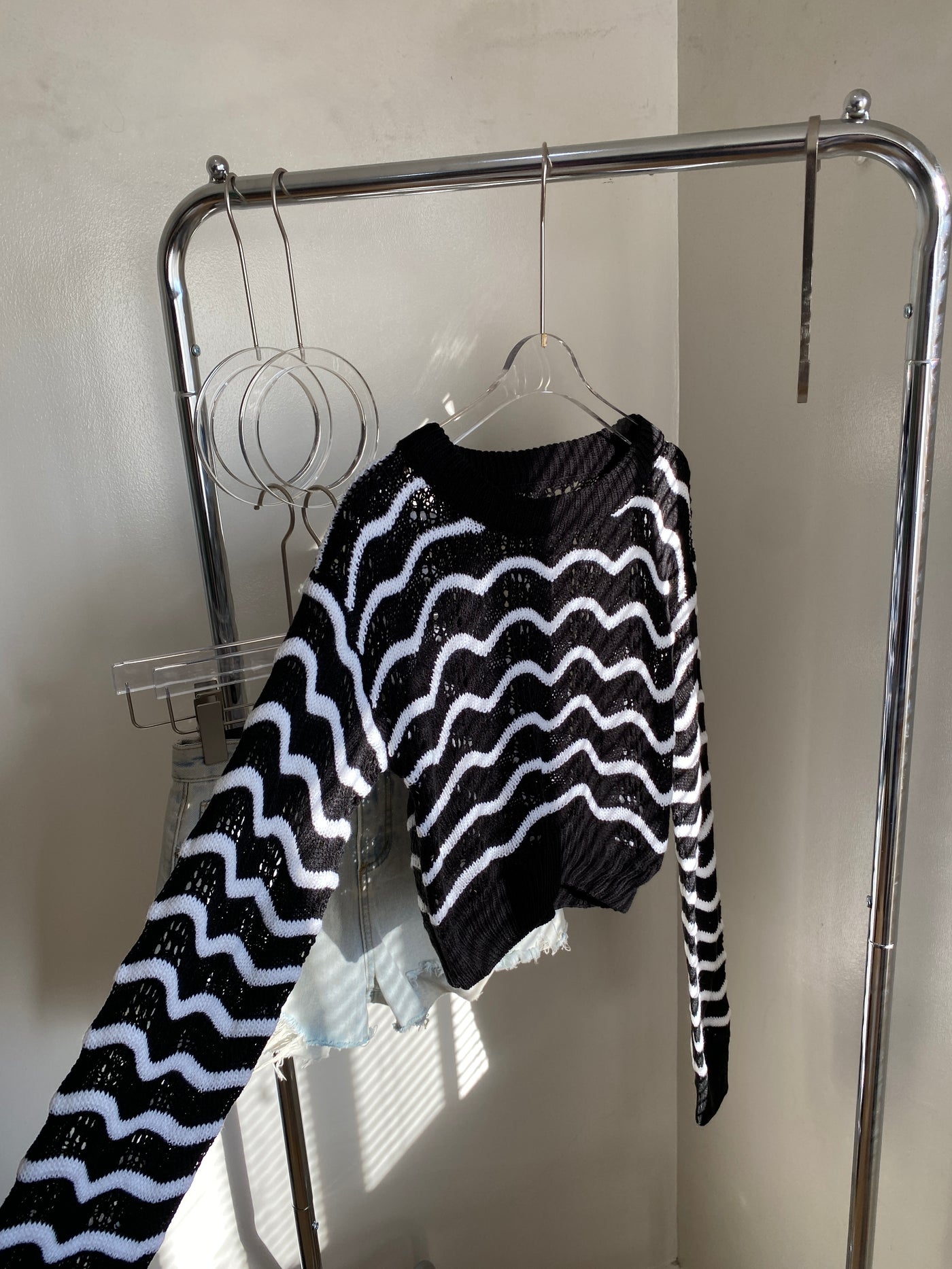 Wavy Pattern Knitted Sweater - Black